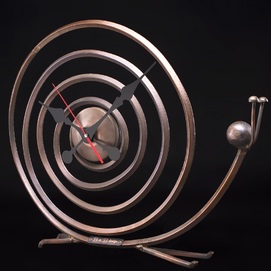 Часы настольные Snail (35см) медь B&B